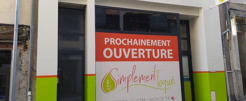 Devanture avec peinture, lettrage PVC découpé et enseigne porte drapeau – Simplement Toqué