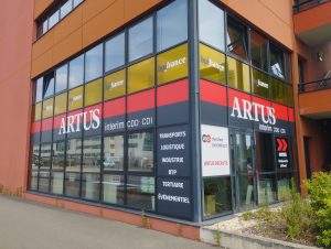 Enseigne en adhésif pour Artus